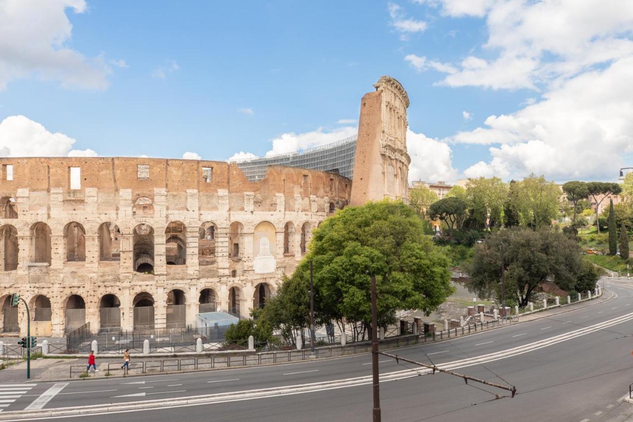 Iflat Unforgettable In Front Of Colosseum Rome Exterior photo